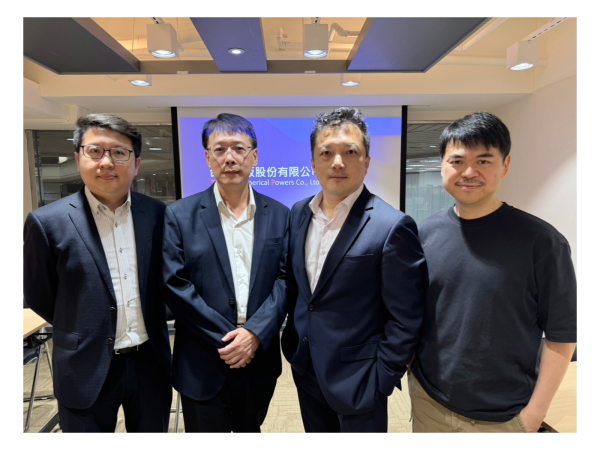 台灣銘板(6593) 今日受邀參加群益證券舉辦之法人說明會，宣布全球首創冷錢包簽帳卡市場版圖再下一城！打入KKCulture集團推出版稅結算簽帳卡，大啖全球音樂市場商機。圖右二為董事長劉立恩、圖左二為總經理印文正、圖右一為KKBOX創辦人林冠群、圖左一為SuperPoint超級點數董事長朱益弘。